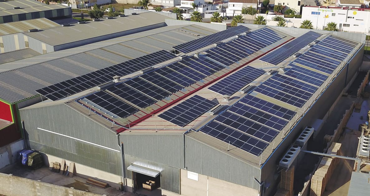 Vista general de industria en Valencia con paneles para autoconsumo solar industrial