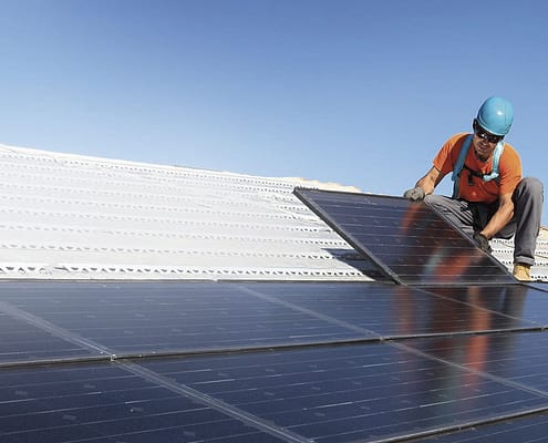 Autoconsumo solar fotovoltaico con paneles solares en tejado vivienda comunitaria
