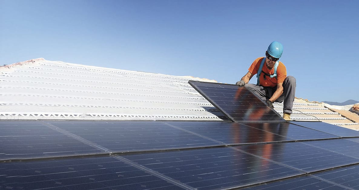 instalacion paneles solares en tejado para autoconsumo industrial