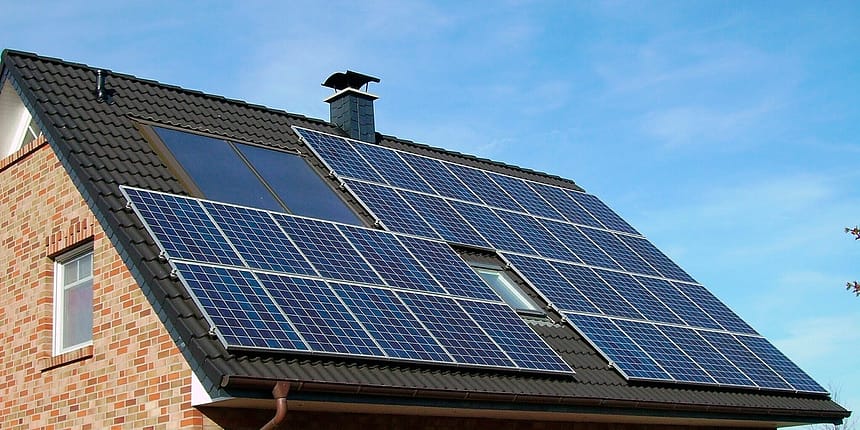 paneles solares instalados en techo vivienda
