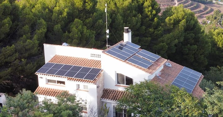 es rentable generar energia solar en casa